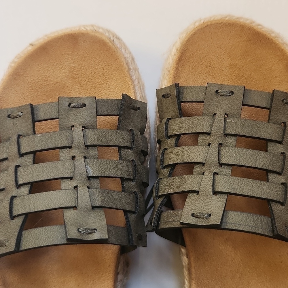 Wonderly olive Ruby women's size 6.5 platform sandal EUC - Picture 3 of 6